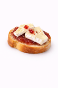 Tartine délicate au brie & confiture de fruits rouges